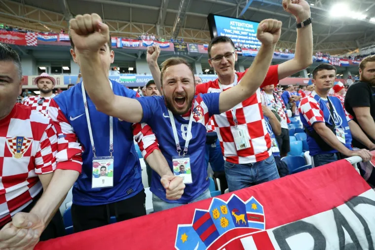 VATRENI IMALI ŽESTOKU PODR&Scaron;KU S TRIBINA: Tisuće hrvatskih navijača nosilo Modrića i dru&scaron;tvo do pobjede