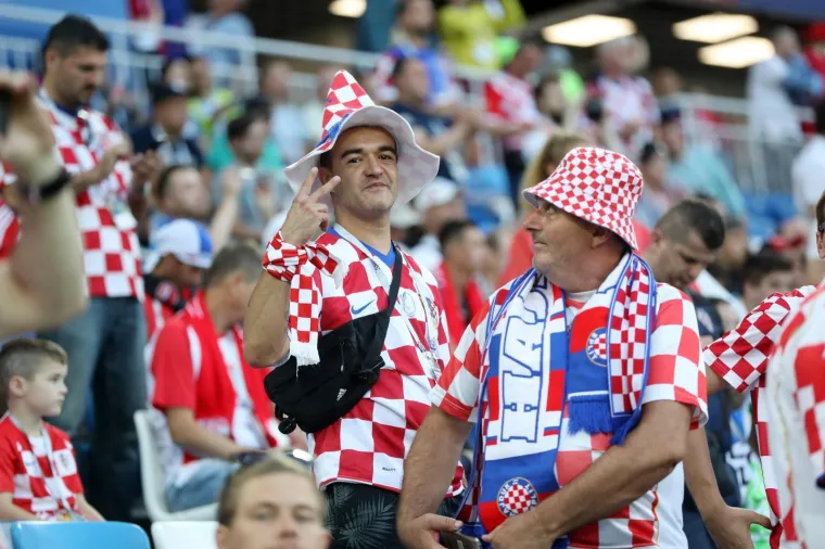 VATRENI IMALI ŽESTOKU PODR&Scaron;KU S TRIBINA: Tisuće hrvatskih navijača nosilo Modrića i dru&scaron;tvo do pobjede