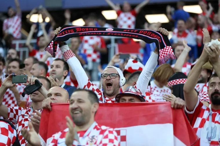 VATRENI IMALI ŽESTOKU PODR&Scaron;KU S TRIBINA: Tisuće hrvatskih navijača nosilo Modrića i dru&scaron;tvo do pobjede