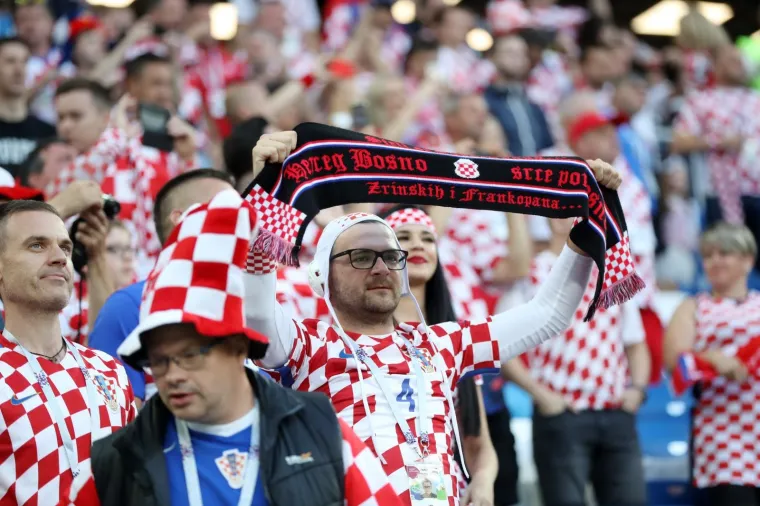 VATRENI IMALI ŽESTOKU PODR&Scaron;KU S TRIBINA: Tisuće hrvatskih navijača nosilo Modrića i dru&scaron;tvo do pobjede