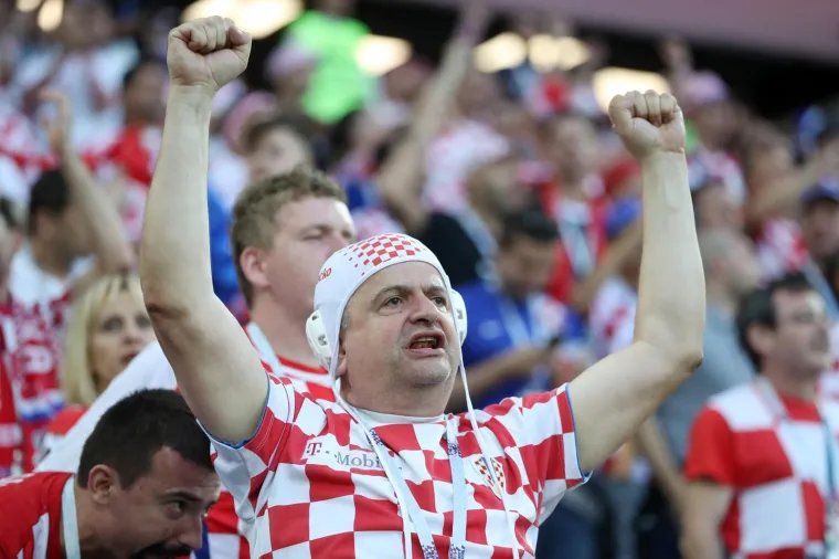 VATRENI IMALI ŽESTOKU PODR&Scaron;KU S TRIBINA: Tisuće hrvatskih navijača nosilo Modrića i dru&scaron;tvo do pobjede