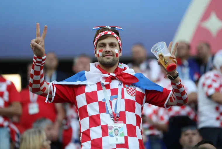 VATRENI IMALI ŽESTOKU PODR&Scaron;KU S TRIBINA: Tisuće hrvatskih navijača nosilo Modrića i dru&scaron;tvo do pobjede