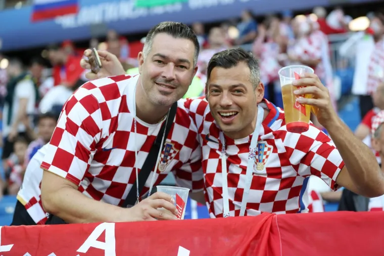 VATRENI IMALI ŽESTOKU PODR&Scaron;KU S TRIBINA: Tisuće hrvatskih navijača nosilo Modrića i dru&scaron;tvo do pobjede