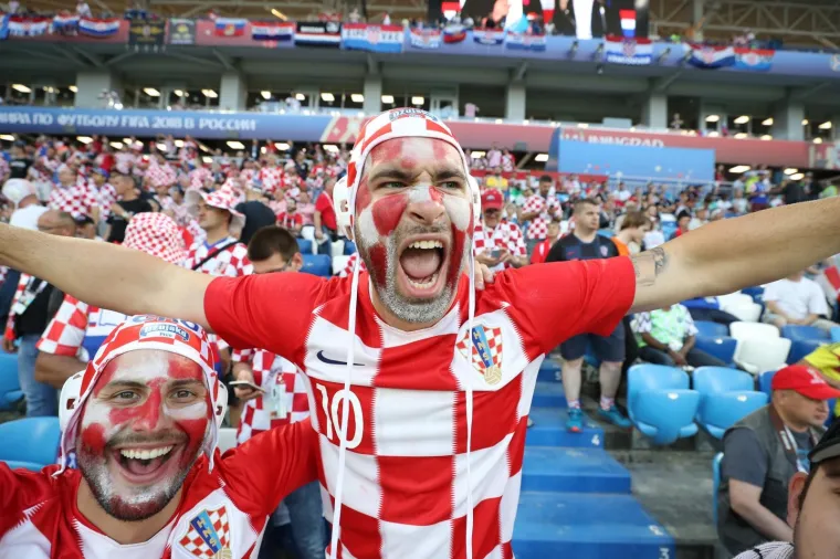 VATRENI IMALI ŽESTOKU PODR&Scaron;KU S TRIBINA: Tisuće hrvatskih navijača nosilo Modrića i dru&scaron;tvo do pobjede