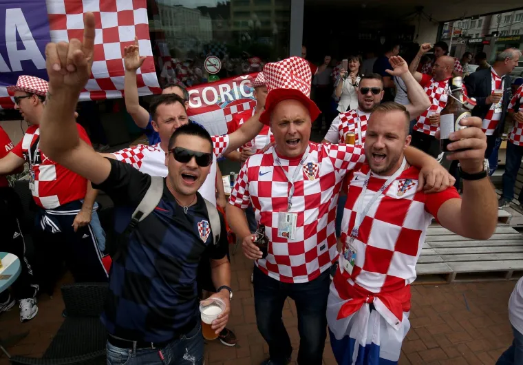 NAVIJAČKA LUDNICA U SREDI&Scaron;TU KALINJINGRADA: Pogledajte kako hrvatski navijači u centru grada slave s Nigerijicima uoči utakmice