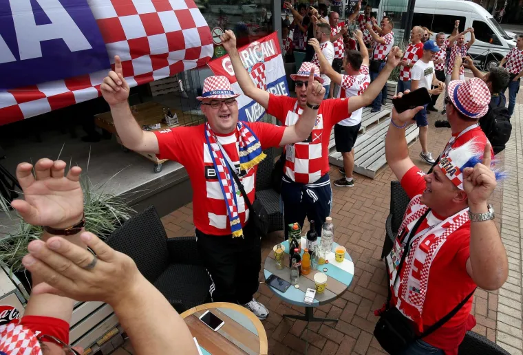 NAVIJAČKA LUDNICA U SREDI&Scaron;TU KALINJINGRADA: Pogledajte kako hrvatski navijači u centru grada slave s Nigerijicima uoči utakmice