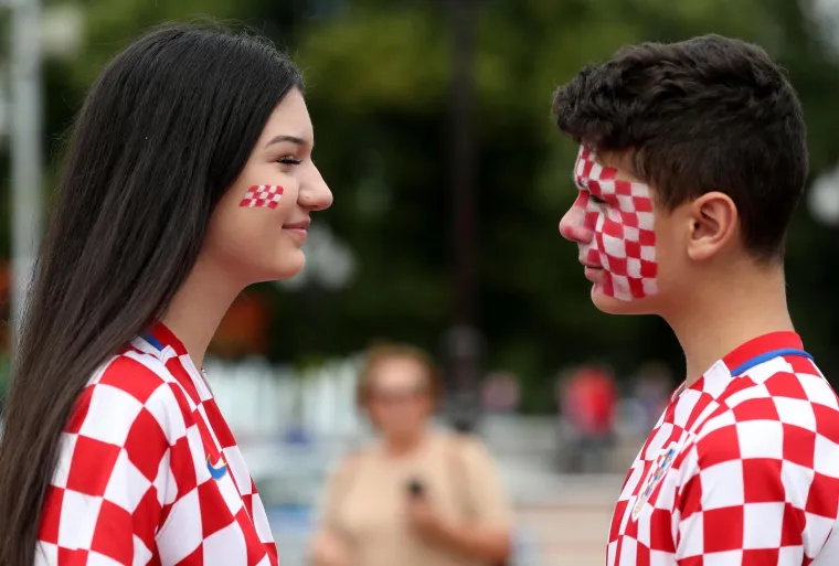 NAVIJAČKA LUDNICA U SREDI&Scaron;TU KALINJINGRADA: Pogledajte kako hrvatski navijači u centru grada slave s Nigerijicima uoči utakmice