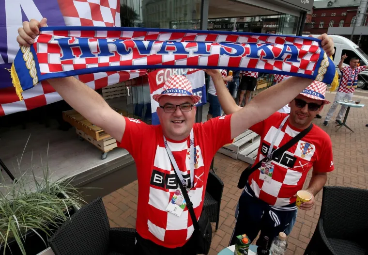 NAVIJAČKA LUDNICA U SREDI&Scaron;TU KALINJINGRADA: Pogledajte kako hrvatski navijači u centru grada slave s Nigerijicima uoči utakmice