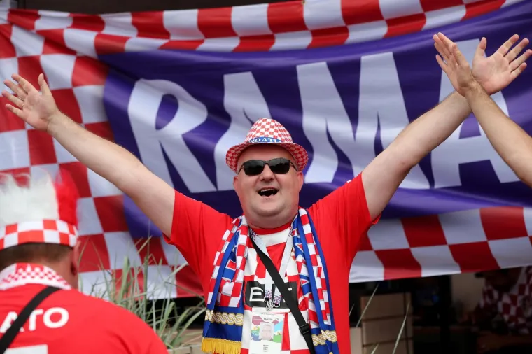 NAVIJAČKA LUDNICA U SREDI&Scaron;TU KALINJINGRADA: Pogledajte kako hrvatski navijači u centru grada slave s Nigerijicima uoči utakmice