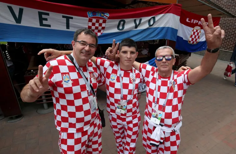 NAVIJAČKA LUDNICA U SREDI&Scaron;TU KALINJINGRADA: Pogledajte kako hrvatski navijači u centru grada slave s Nigerijicima uoči utakmice