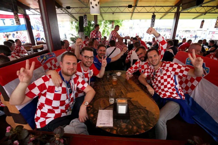 NAVIJAČKA LUDNICA U SREDI&Scaron;TU KALINJINGRADA: Pogledajte kako hrvatski navijači u centru grada slave s Nigerijicima uoči utakmice