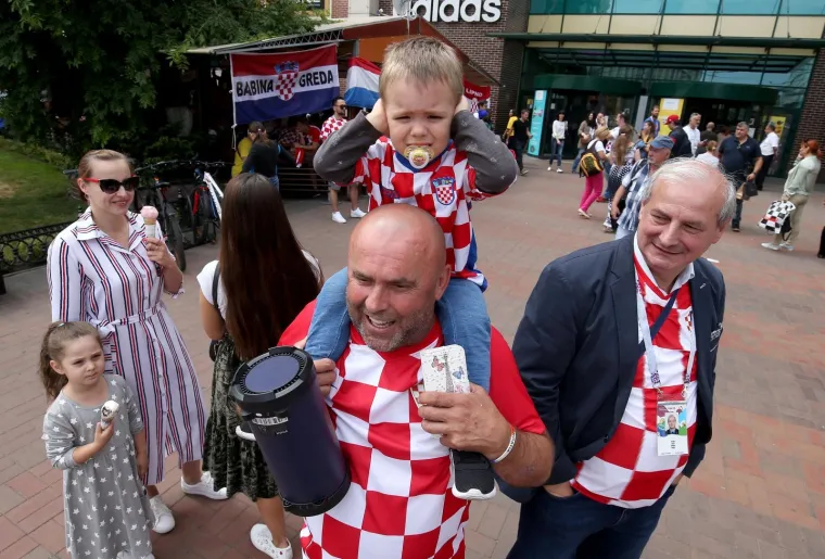 NAVIJAČKA LUDNICA U SREDI&Scaron;TU KALINJINGRADA: Pogledajte kako hrvatski navijači u centru grada slave s Nigerijicima uoči utakmice