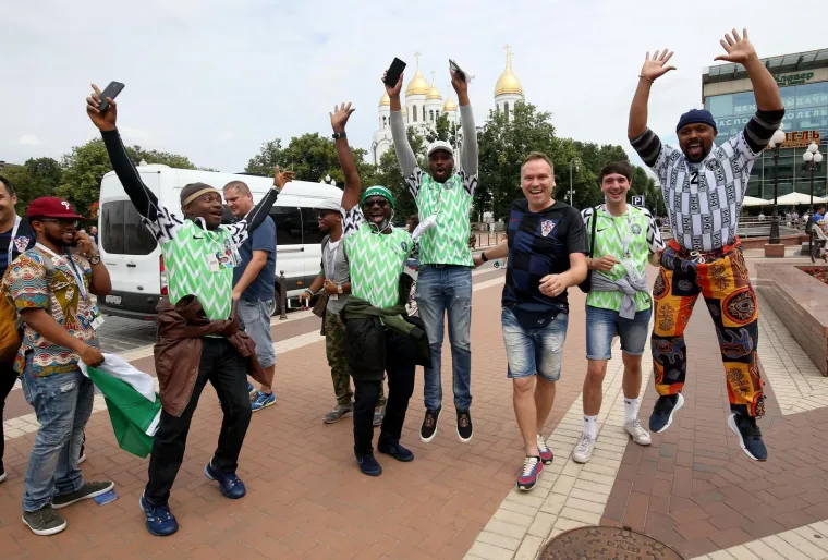 NAVIJAČKA LUDNICA U SREDI&Scaron;TU KALINJINGRADA: Pogledajte kako hrvatski navijači u centru grada slave s Nigerijicima uoči utakmice