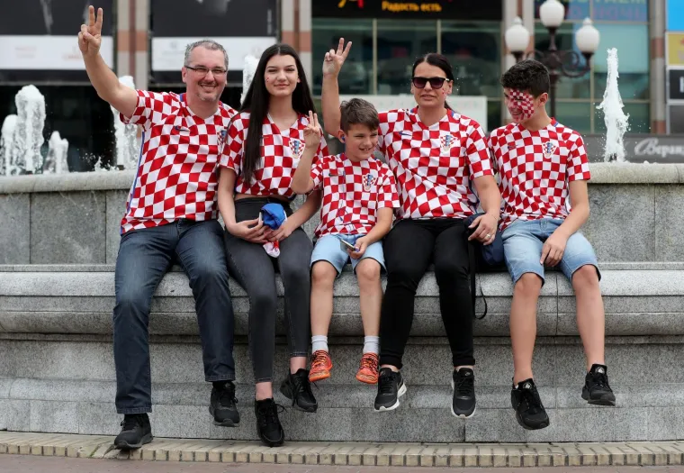 NAVIJAČKA LUDNICA U SREDI&Scaron;TU KALINJINGRADA: Pogledajte kako hrvatski navijači u centru grada slave s Nigerijicima uoči utakmice