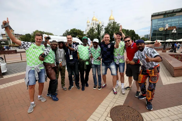 NAVIJAČKA LUDNICA U SREDI&Scaron;TU KALINJINGRADA: Pogledajte kako hrvatski navijači u centru grada slave s Nigerijicima uoči utakmice