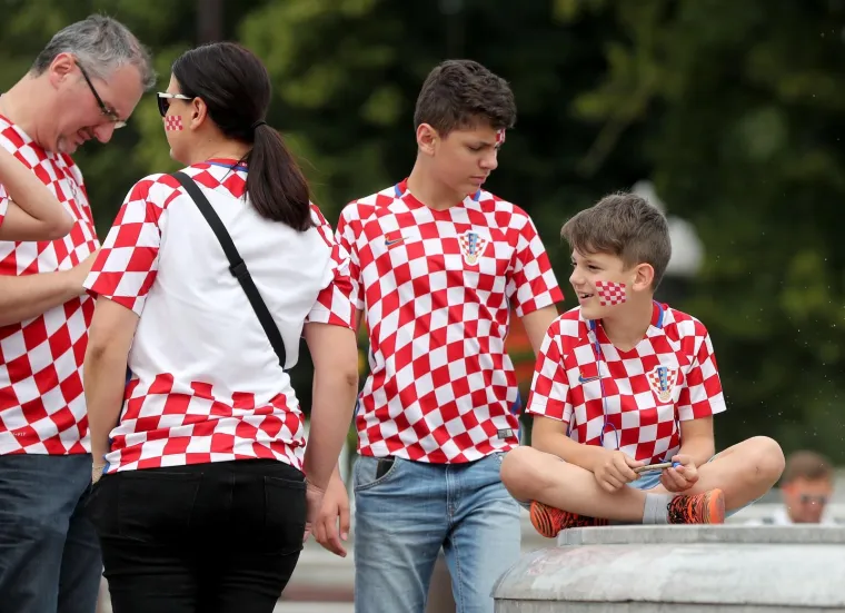 NAVIJAČKA LUDNICA U SREDI&Scaron;TU KALINJINGRADA: Pogledajte kako hrvatski navijači u centru grada slave s Nigerijicima uoči utakmice