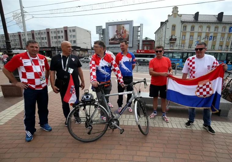 NAVIJAČKA LUDNICA U SREDI&Scaron;TU KALINJINGRADA: Pogledajte kako hrvatski navijači u centru grada slave s Nigerijicima uoči utakmice