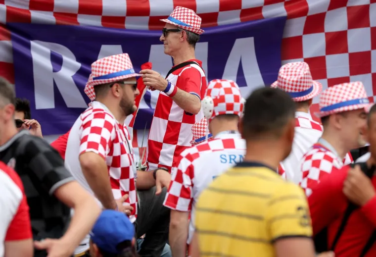 NAVIJAČKA LUDNICA U SREDI&Scaron;TU KALINJINGRADA: Pogledajte kako hrvatski navijači u centru grada slave s Nigerijicima uoči utakmice