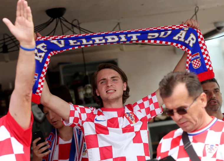 NAVIJAČKA LUDNICA U SREDI&Scaron;TU KALINJINGRADA: Pogledajte kako hrvatski navijači u centru grada slave s Nigerijicima uoči utakmice