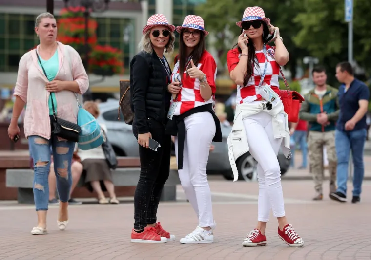 NAVIJAČKA LUDNICA U SREDI&Scaron;TU KALINJINGRADA: Pogledajte kako hrvatski navijači u centru grada slave s Nigerijicima uoči utakmice