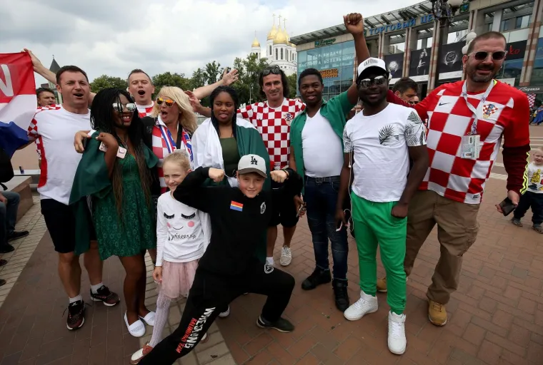 NAVIJAČKA LUDNICA U SREDI&Scaron;TU KALINJINGRADA: Pogledajte kako hrvatski navijači u centru grada slave s Nigerijicima uoči utakmice