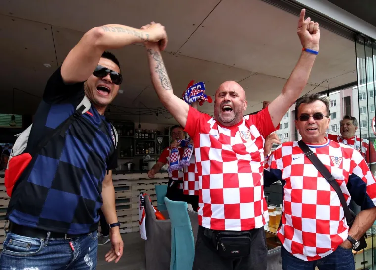 NAVIJAČKA LUDNICA U SREDI&Scaron;TU KALINJINGRADA: Pogledajte kako hrvatski navijači u centru grada slave s Nigerijicima uoči utakmice