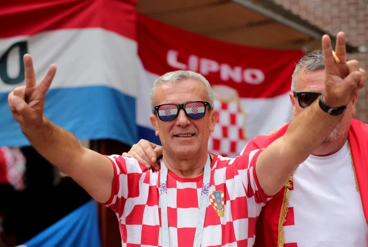 NAVIJAČKA LUDNICA U SREDI&Scaron;TU KALINJINGRADA: Pogledajte kako hrvatski navijači u centru grada slave s Nigerijicima uoči utakmice