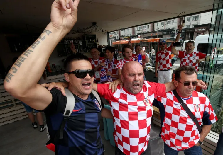 NAVIJAČKA LUDNICA U SREDI&Scaron;TU KALINJINGRADA: Pogledajte kako hrvatski navijači u centru grada slave s Nigerijicima uoči utakmice