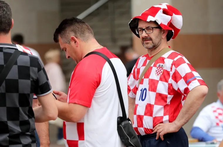 NAVIJAČKA LUDNICA U SREDI&Scaron;TU KALINJINGRADA: Pogledajte kako hrvatski navijači u centru grada slave s Nigerijicima uoči utakmice