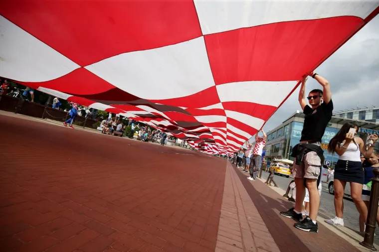 KALINJINGRAD U ZNAKU HRVATSKIH NAVIJAČA: Na ulicama grada razvili najveću navijačku zastavu