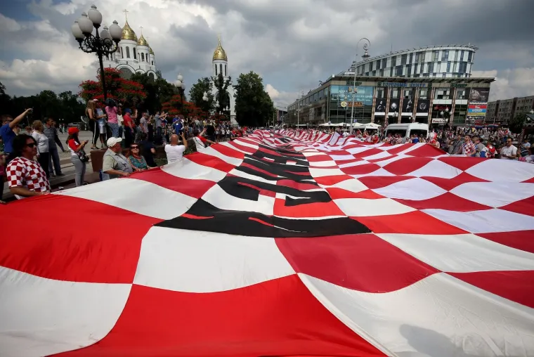 KALINJINGRAD U ZNAKU HRVATSKIH NAVIJAČA: Na ulicama grada razvili najveću navijačku zastavu