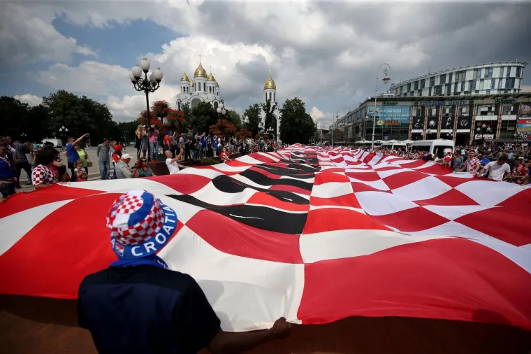 KALINJINGRAD U ZNAKU HRVATSKIH NAVIJAČA: Na ulicama grada razvili najveću navijačku zastavu