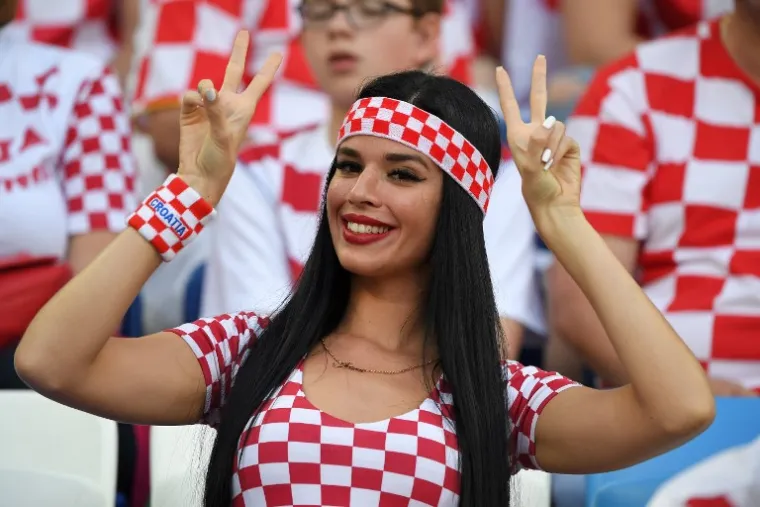 NITKO NIJE MOGAO SKINUTI POGLED SA ZANOSNE HRVATICE: Jo&scaron; jedan dokaz da su na&scaron;e navijačice najljep&scaron;e na svijetu