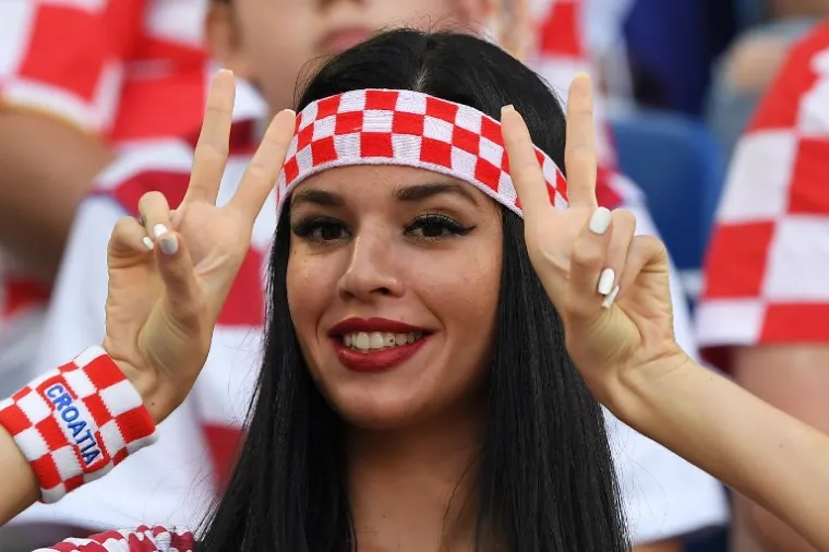 Hrvatski navijači napunili su tribine stadiona u Kalinjingradu, no fotoreporterima je bez sumnje najzanimljivija bila zanosna ljepotica koja im je spremno pozirala.