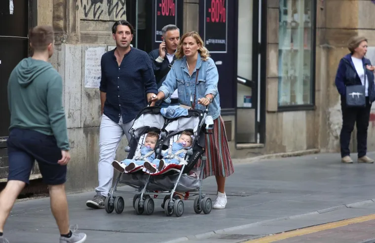 NEVENA RENDELI UŽIVA BITI MAMA: HTV-ova voditeljica prošetala Zagrebom sa suprugom i blizankama