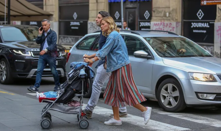 NEVENA RENDELI UŽIVA BITI MAMA: HTV-ova voditeljica prošetala Zagrebom sa suprugom i blizankama