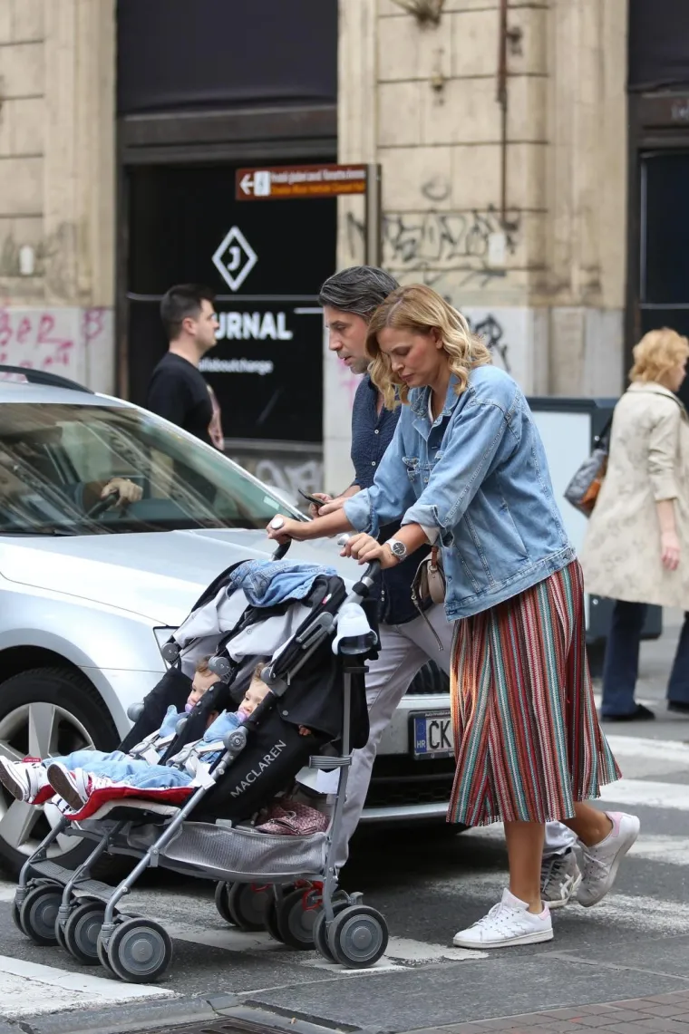 NEVENA RENDELI UŽIVA BITI MAMA: HTV-ova voditeljica prošetala Zagrebom sa suprugom i blizankama