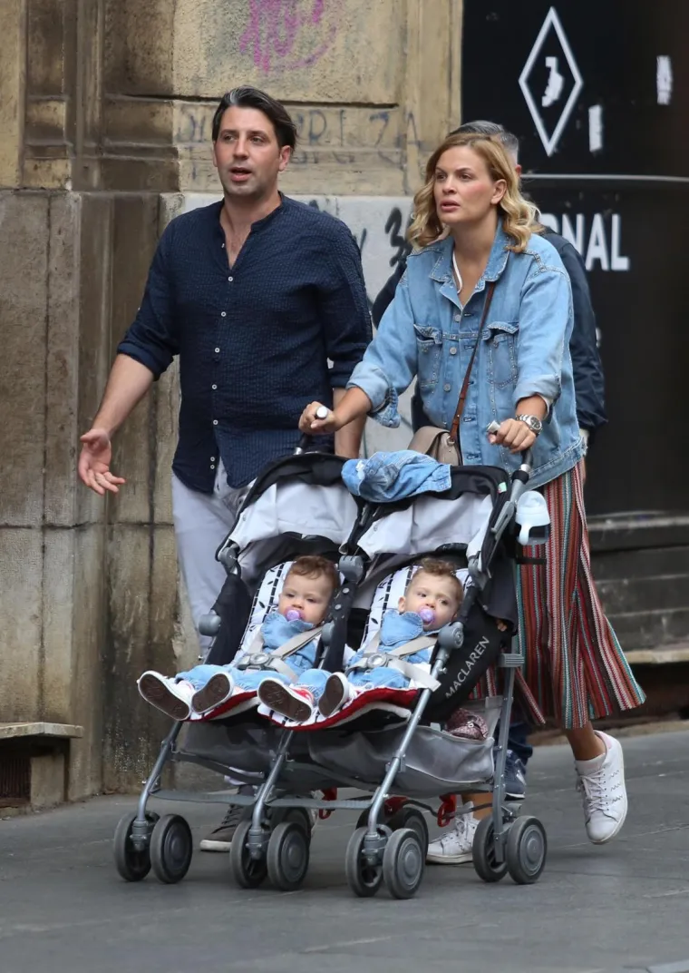 Nevena Rendeli Vejzović jučer je pro&scaron;etala Zagrebom sa suprugom Makom i njihovim djevojčicama.