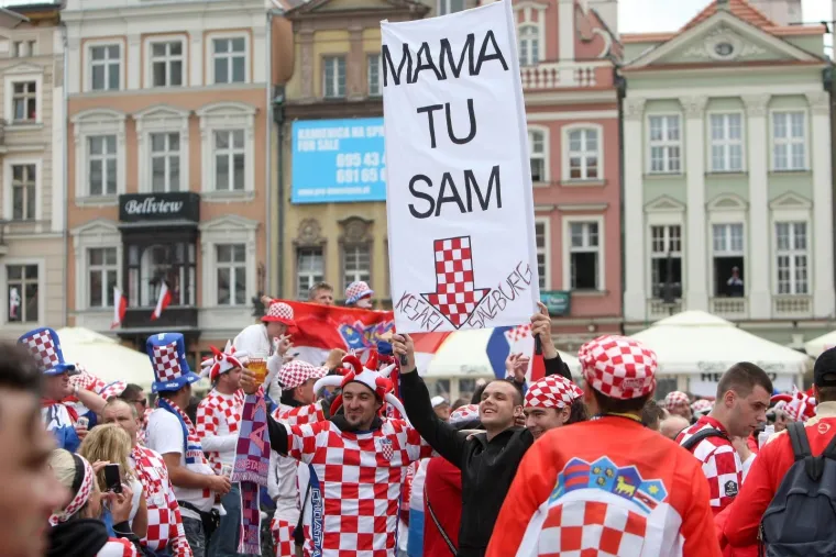 Poznanj, Poljska - Hrvatski navijaci okupirali glavni trg u Poznanu i nadglasali malobrojne Talijane.