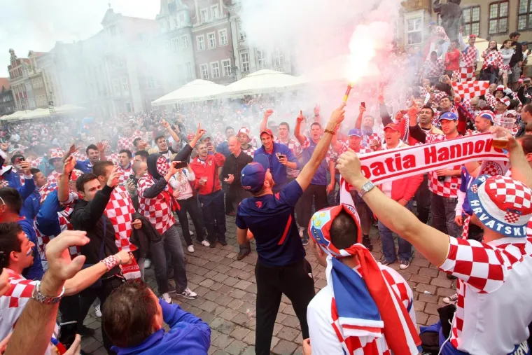 Poznanj, Poljska - Hrvatski navijaci okupirali glavni trg u Poznanu i nadglasali malobrojne Talijane.