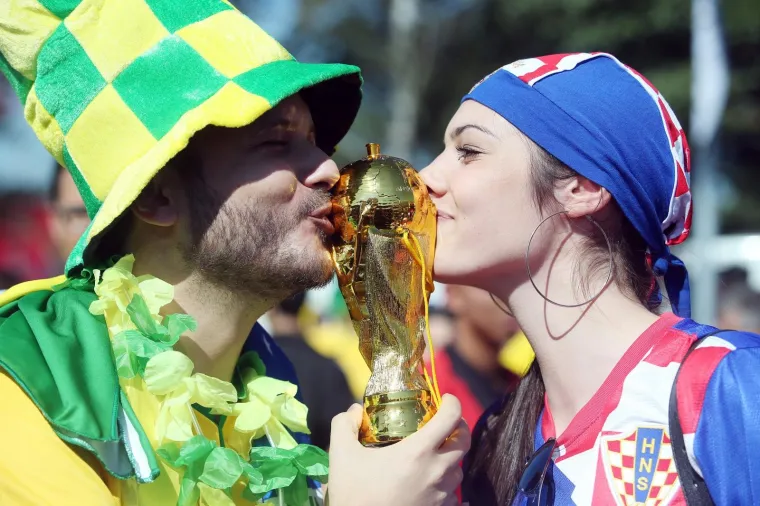 Sao Paulo, Brazil - Hrvatski i brazilski navijaci spred stadiona Arena Corinthians na kojem ce hrvatska i brazilska nogometna reprezentacija otvoriti Svjetsko prvenstvo.