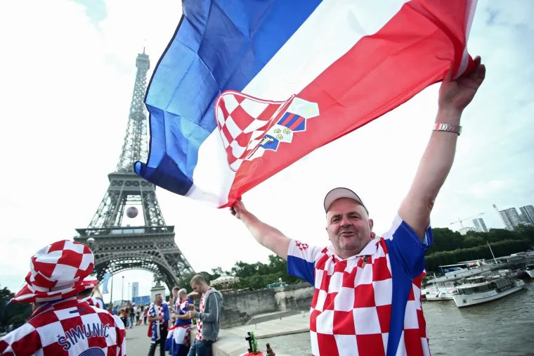 Pariz, Francuska - Hrvatski navijaci u sredistu grada napravili su fenomenalnu atmosferu na dan utakmice s Turskom.