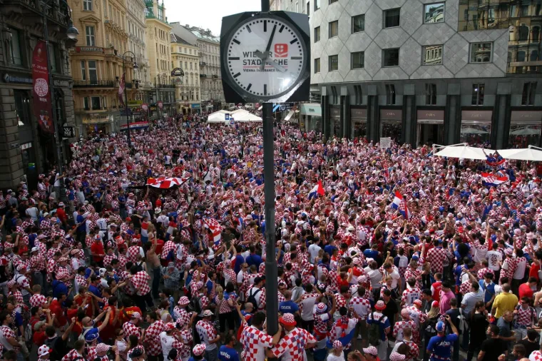 Bec, Austrija - Hrvatski navijaci okupirali su ulice  glavnog austrijskog grada uoci cetvrtfinalnog susreta Europskog nogometnog prvenstva izmedju Hrvatske i Turske.