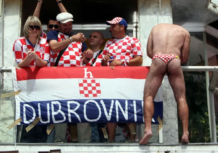 Bec, Austrija - Hrvatski navijaci okupirali su ulice  glavnog austrijskog grada uoci cetvrtfinalnog susreta Europskog nogometnog prvenstva izmedju Hrvatske i Turske.