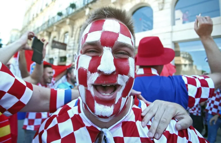 Bordeaux, Francuska - Sjajna atmosfera u gradu medju hrvatskim i spanjolskim navijacima na dan utakmice izmedju Hrvatske i Spanjolske nogometne reprezentacije.