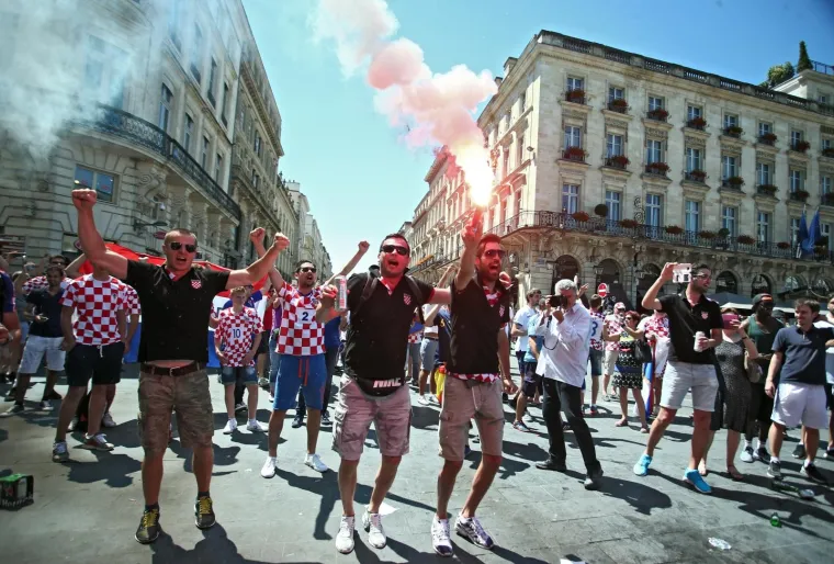Bordeaux, Francuska - Na trgu u sredistu grada zapaljena baklja. Sjajna atmosfera u gradu medju hrvatskim i spanjolskim navijacima na dan utakmice izmedju hrvatske i spanjolske nogometne reprezentacije.