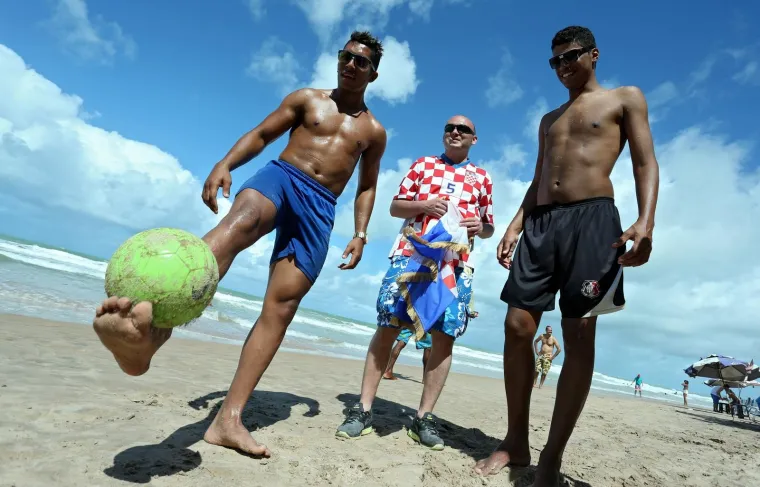 Recife, Brazil - Atmosfera u gradu dan prije utakmice Hrvatska - Meksiko. Hrvatski navijac Marko Drmic iz Tomislvgrada zabavljao se je s domacim stanovnistvom na najpoznatijoj plazi u Recifeu te zaigrao nogomet na pijesku.