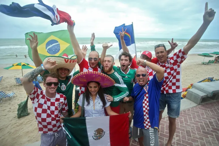 Recife, Brazil - Atmosfera u gradu pored plaze na dan utakmice Hrvatska - Meksiko. Hrvatski navijaci u dobrom raspolozenju pripremaju se za utakmicu.