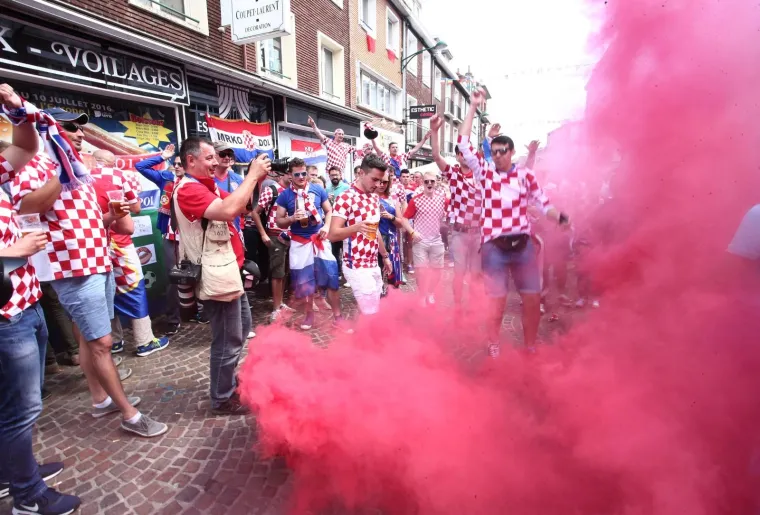 Lens, Francuska - Navijaci Hrvatske i Portugalske reprezentacije navijaju uz zapaljene dimne bombe u centru grada.