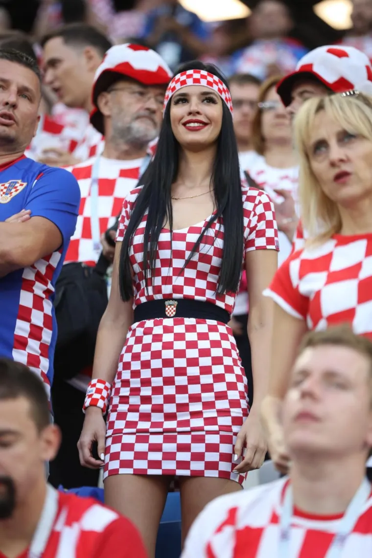 Stadion Kalinjingrad u bojama Hrvatske: Na tisuće Hrvata spremno za spektakl